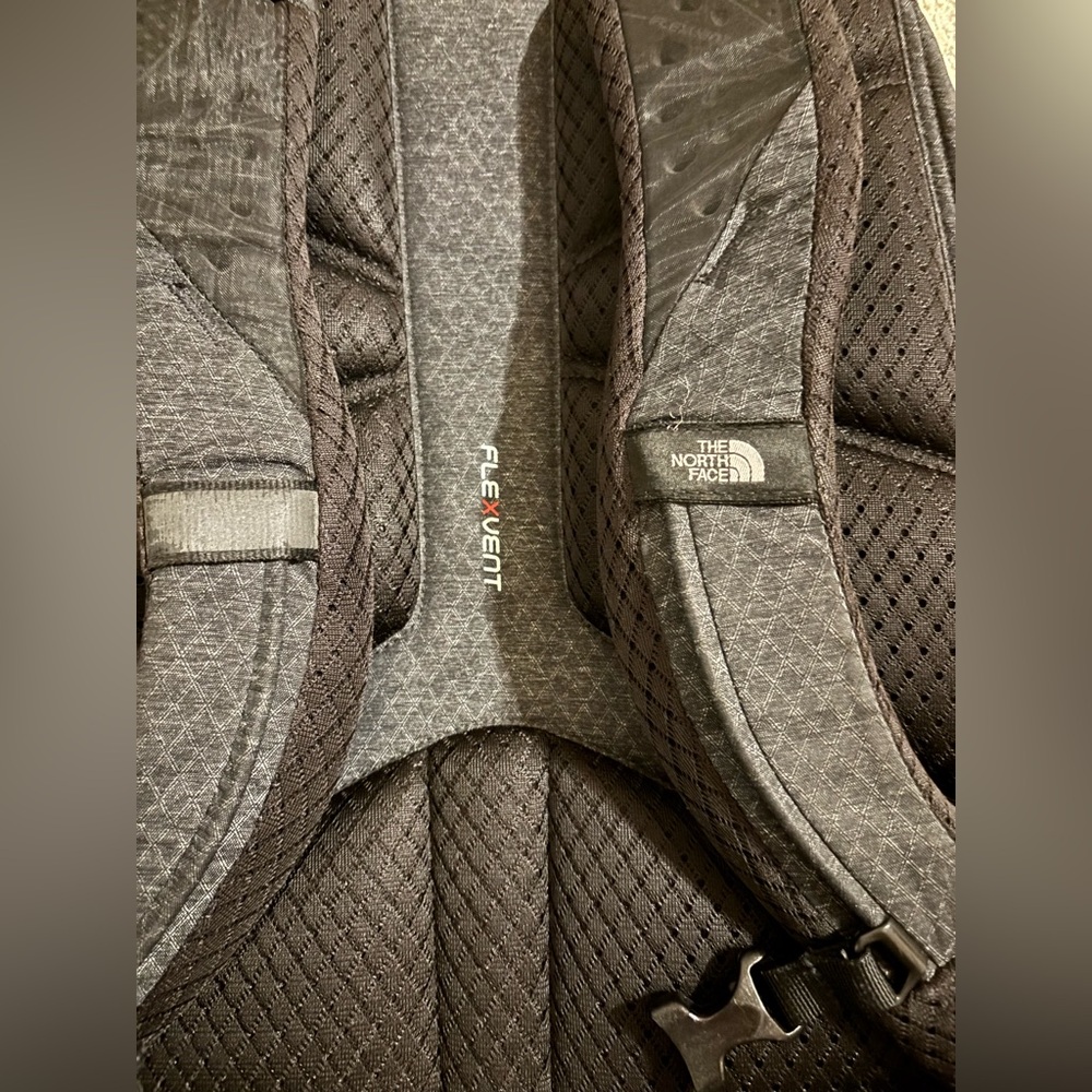 The North Face Charcoal Backpack with Gold Accents , unisex - Picture 5 of 7